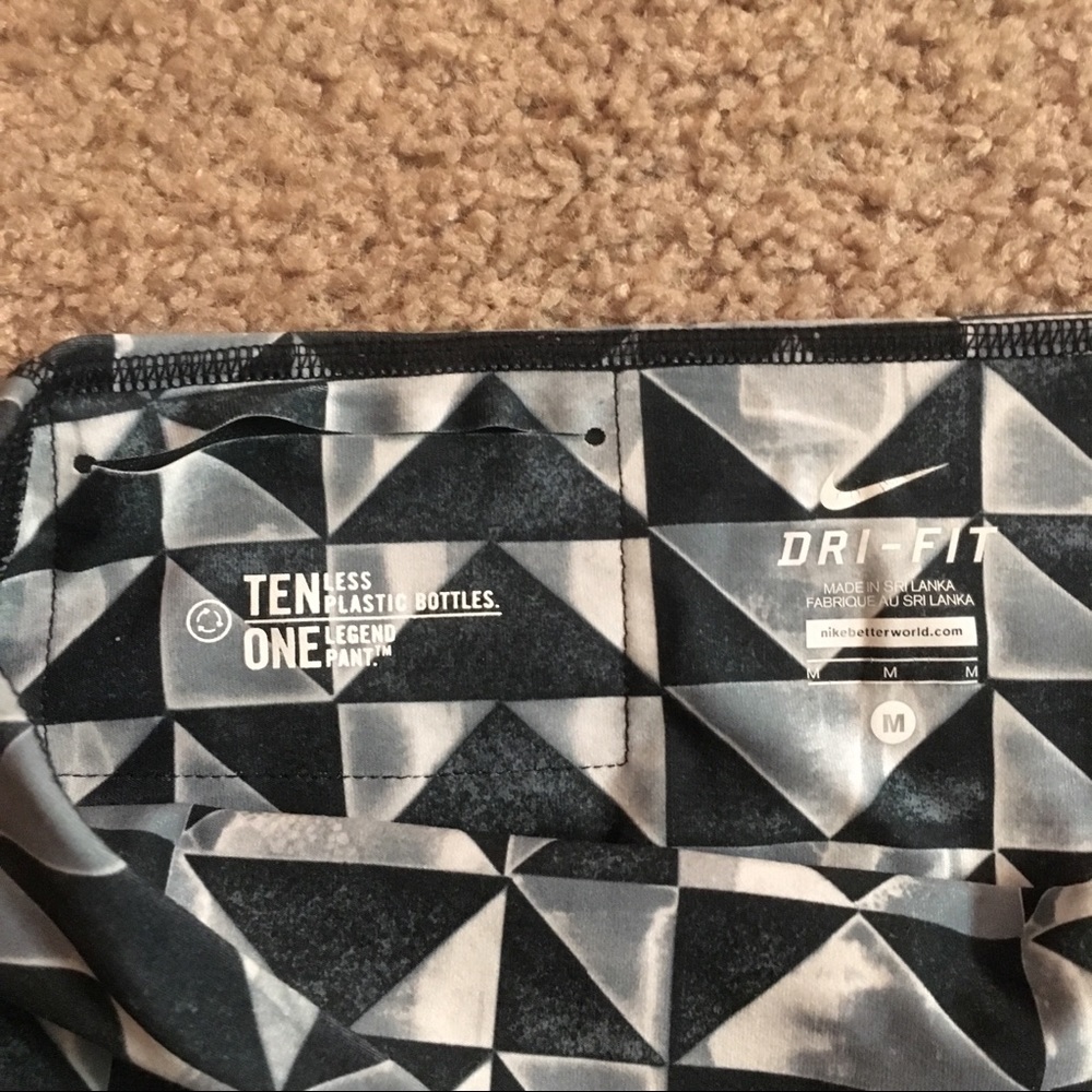 Nike Dri-Fit women’s geometric cropped tights - Picture 3 of 3